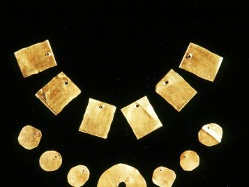 Round and square flattened gold pendants found at Alto Pukara.